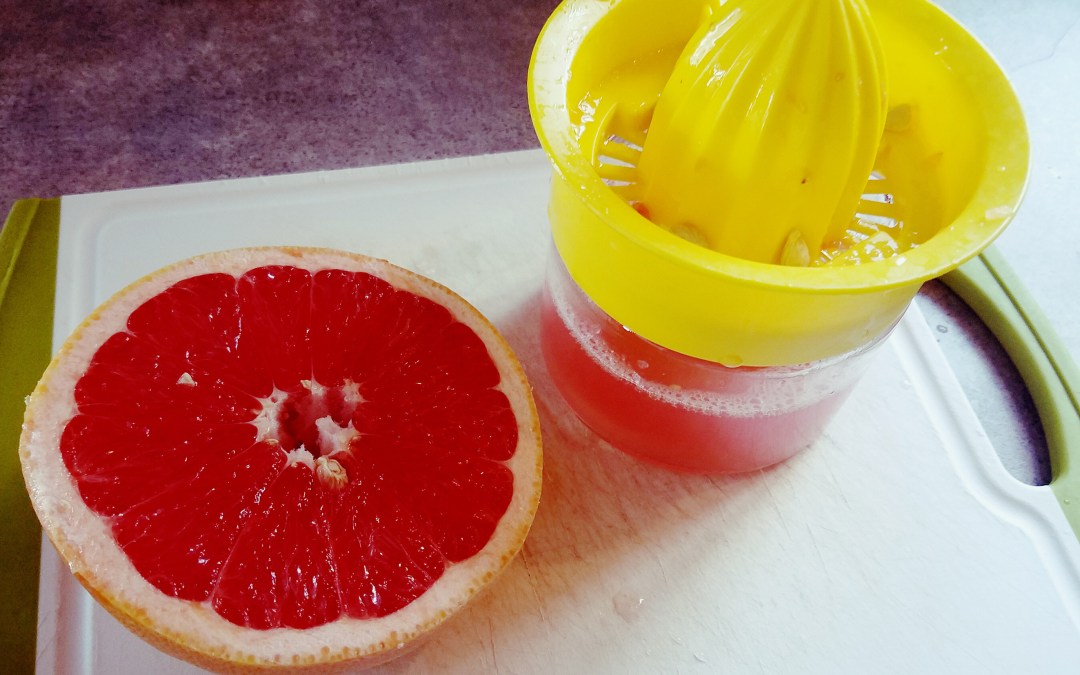 WHY GRAPEFRUIT SHOULD BE YOUR NEW GO-TO HEALTHY SNACK