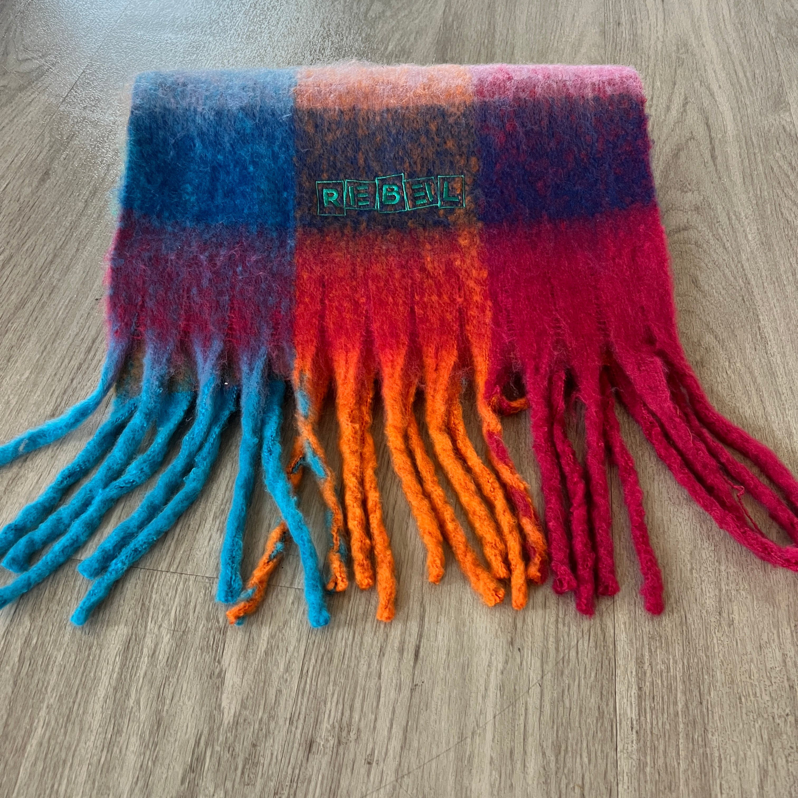 Throw-it-back Scarf – Jewel Block