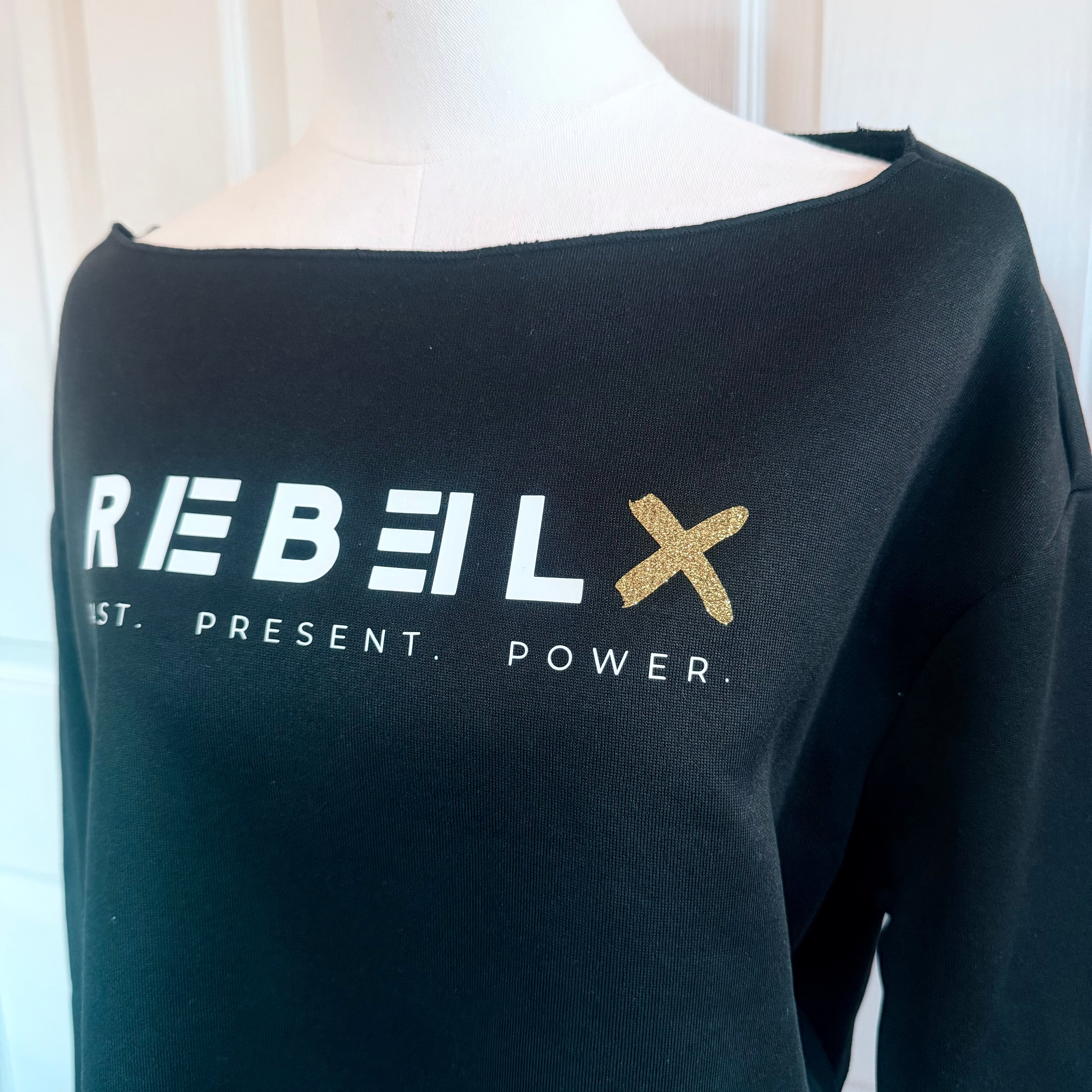 REB3L X Off-the-Shoulder Anniversary Crop Crew (Black)